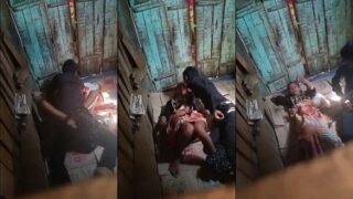 प्रेमी युगुलाला सेक्स करतांना चोरून रेकॉर्ड केले