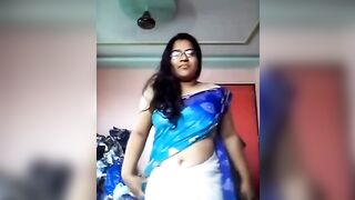 Marathi bhabhi shows boobs in nude video call