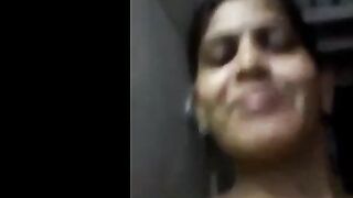 Marathi village bhabhi showing big boobs in selfie